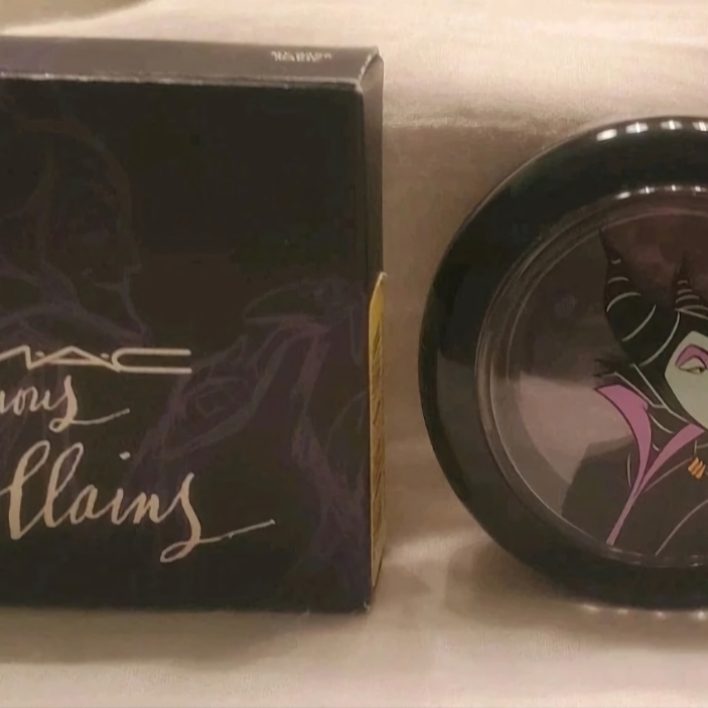 MAC Venomous Villains  Collection Limited Edition Eyeshadow *MY DARK MAGIC* NIB